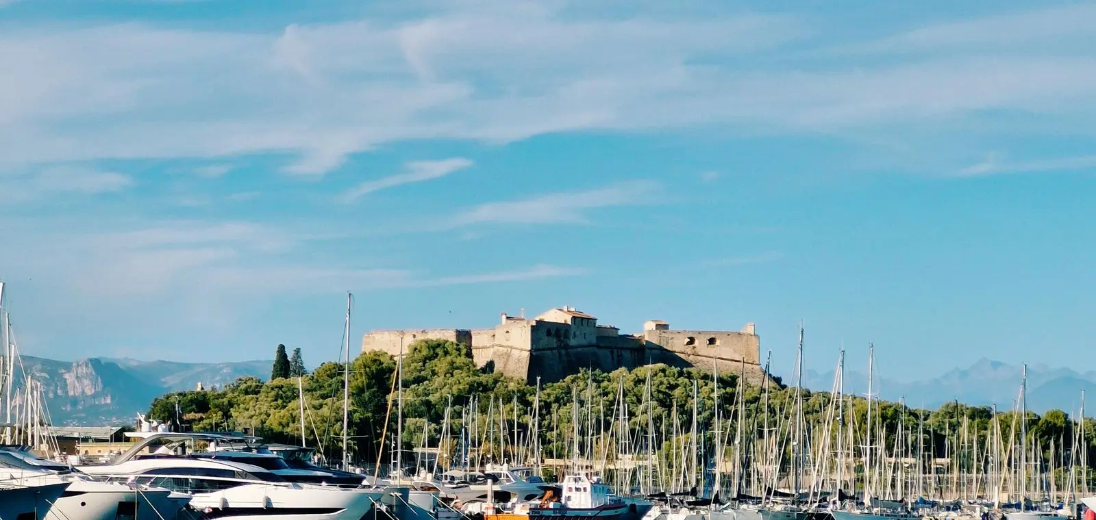 Le Fort Carré et le port d'Antibes vus depuis la mer