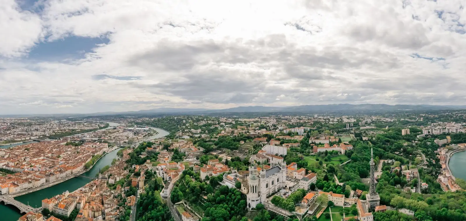 Vue panoramique de Lyon, la basilique de Fourvière et la Saône