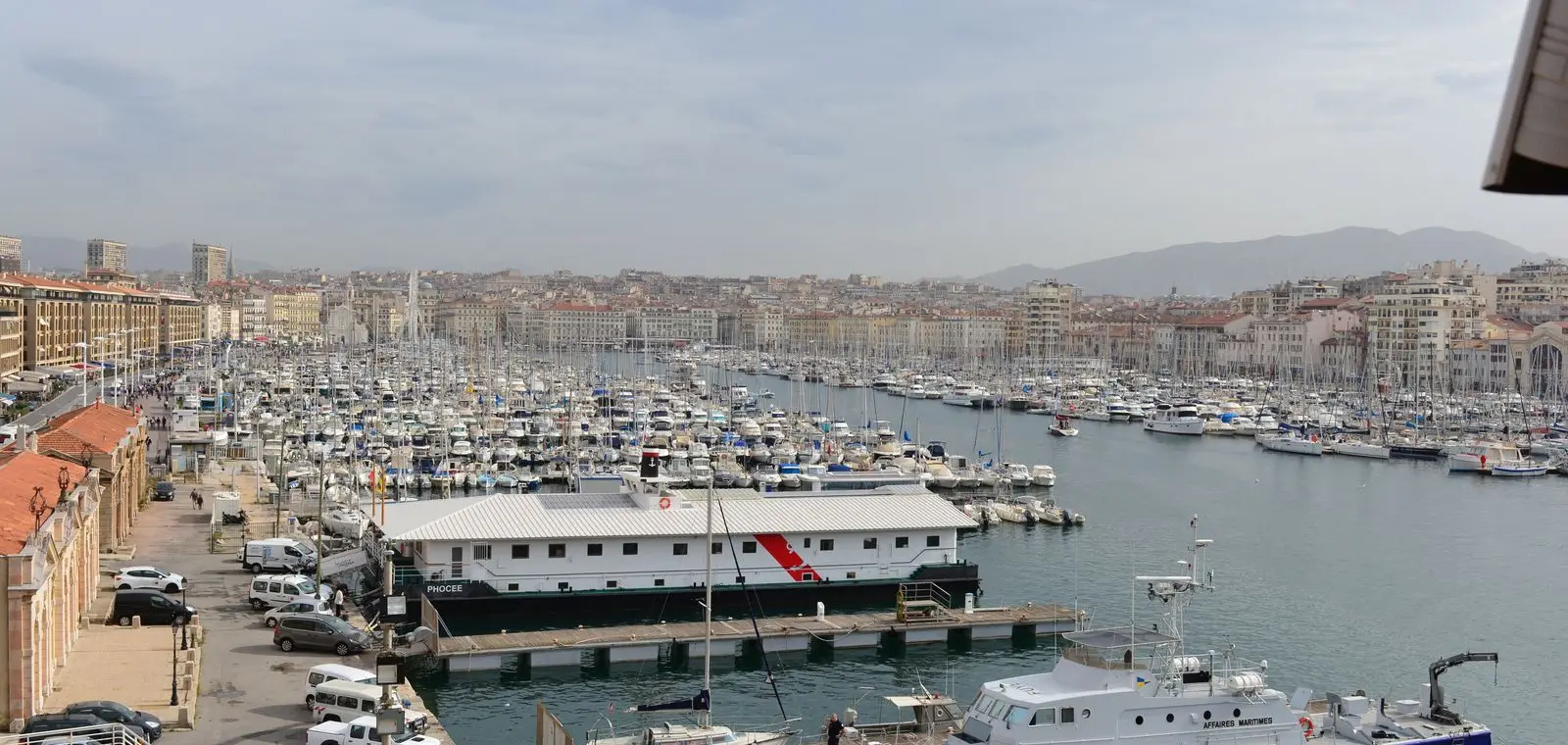 Vue panoramique du Vieux-Port de Marseille et de la ville