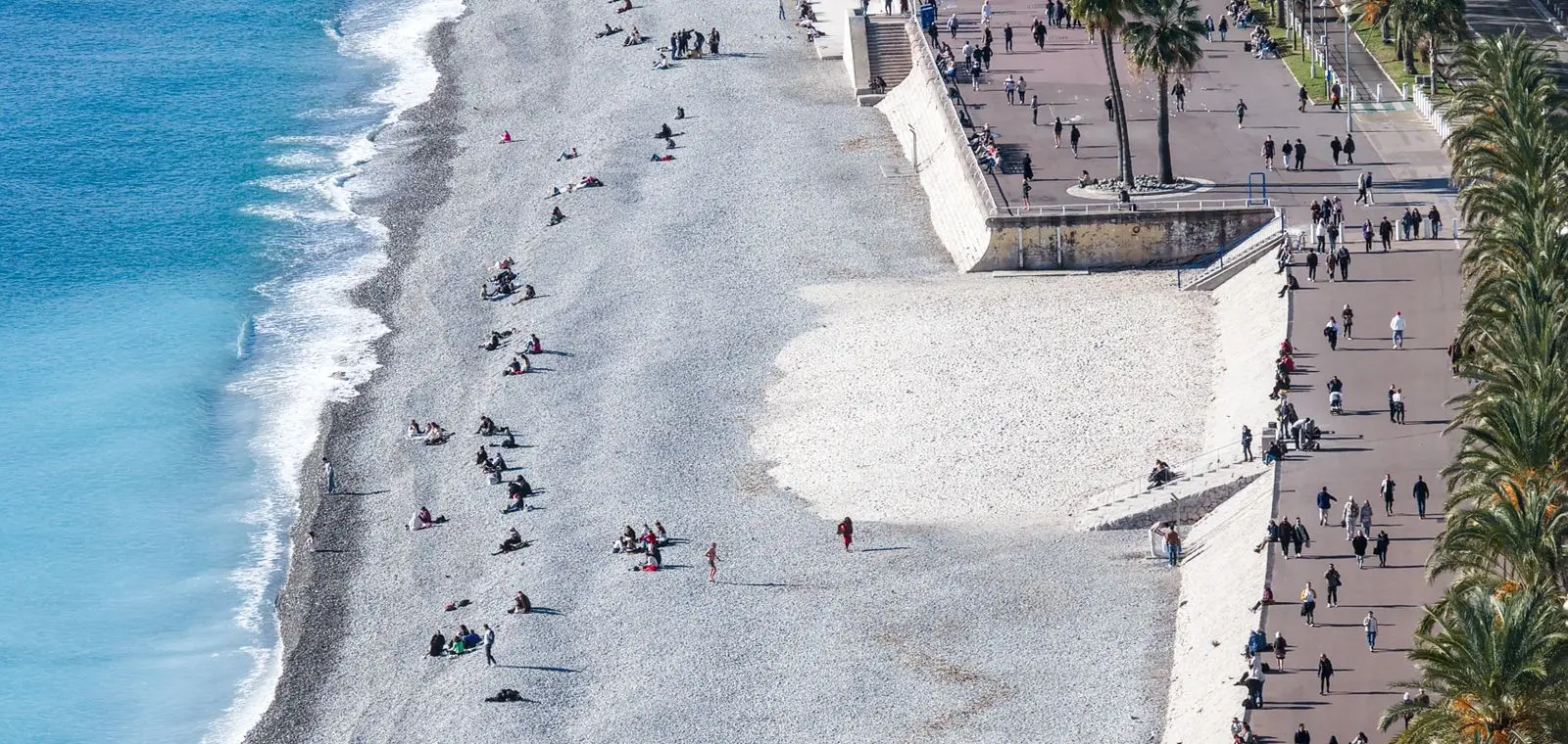 Vue aérienne de la promenade des Anglais et de la baie des Anges à Nice